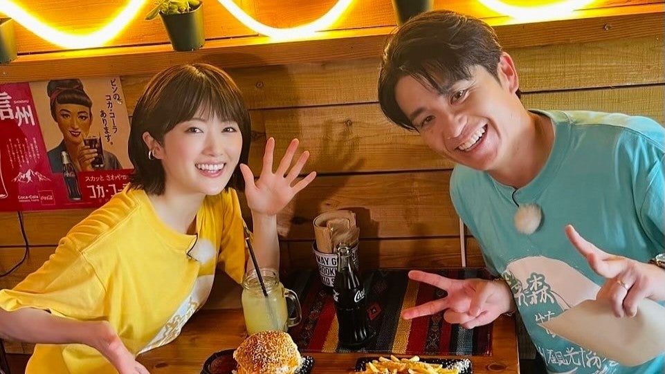 長野で満面スマイル…人気女優と芸人が絶品バーガーに夢中