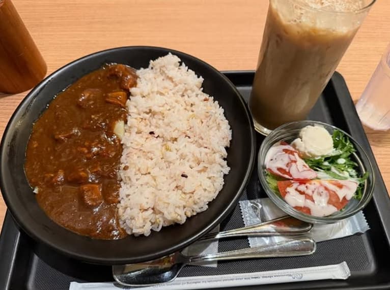 「カレー×カフェラテがダイエットにいいの⁉」人気芸人〇〇が公開した意外な組み合わせにコメント殺到‼