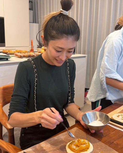 山田優「パンプキンパイ作り」の真剣な表情が可愛すぎると話題！