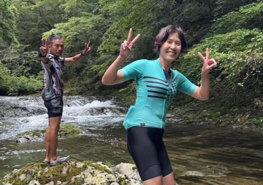 「トラ柄の岩にドボン！」元五輪自転車選手・唐見実世子、“幻の奇石”で夏満喫