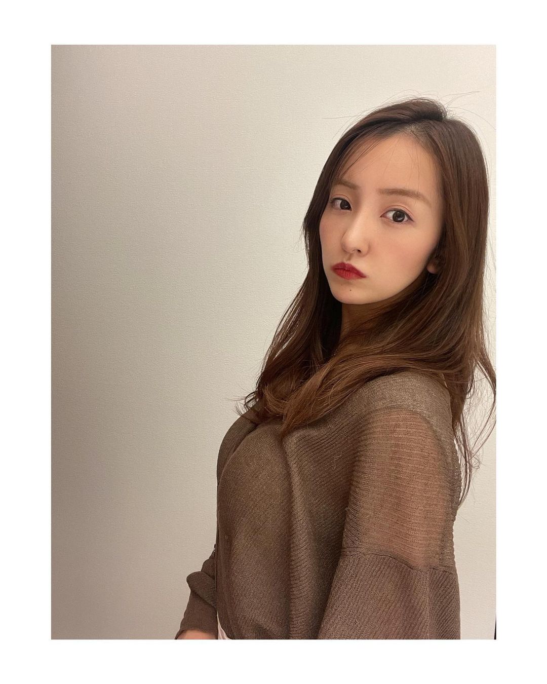 板野友美さんのコーデにファン称賛😍寒暖差が激しい季節「友ちんみたいにオシャレに…」