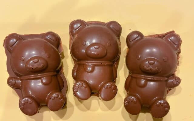 保田圭、ホワイトデーで息子と一緒に作った“くまチョコケーキ”が可愛すぎる！