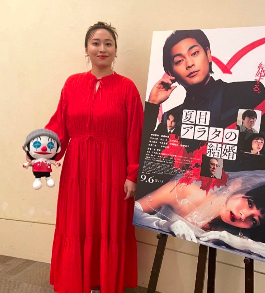 丸山礼がエレガントな衣装姿を大公開！