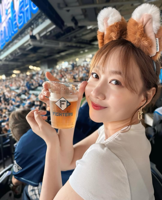 ノンアルビール傾けにっこり笑顔！野球好き美女モデル・高田秋、里帰りで地元北海道エスコン試合観戦へ！