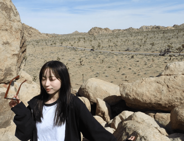 林佑香、大自然の中「巨岩をバック」にパシャリ！