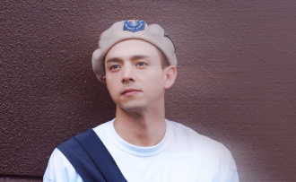 満島真之介、スタイリッシュなオフショット公開！「雲の向こうはいつも青空」