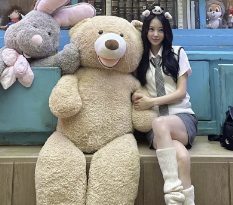 堀未央奈、韓国「ロッテワールド」から最新ショット！ファン歓喜のカラフル投稿！！