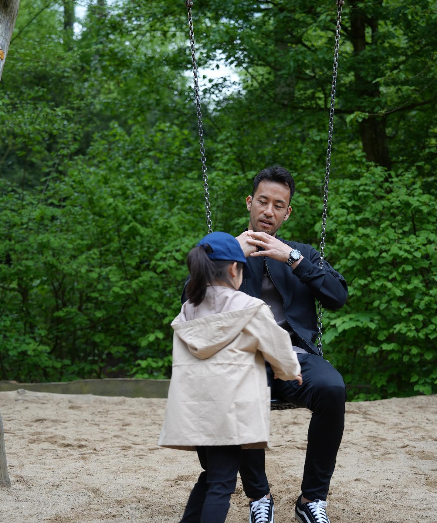 吉田麻也が愛娘とのショットを公開。フォロワーからは「イケメンパパ」