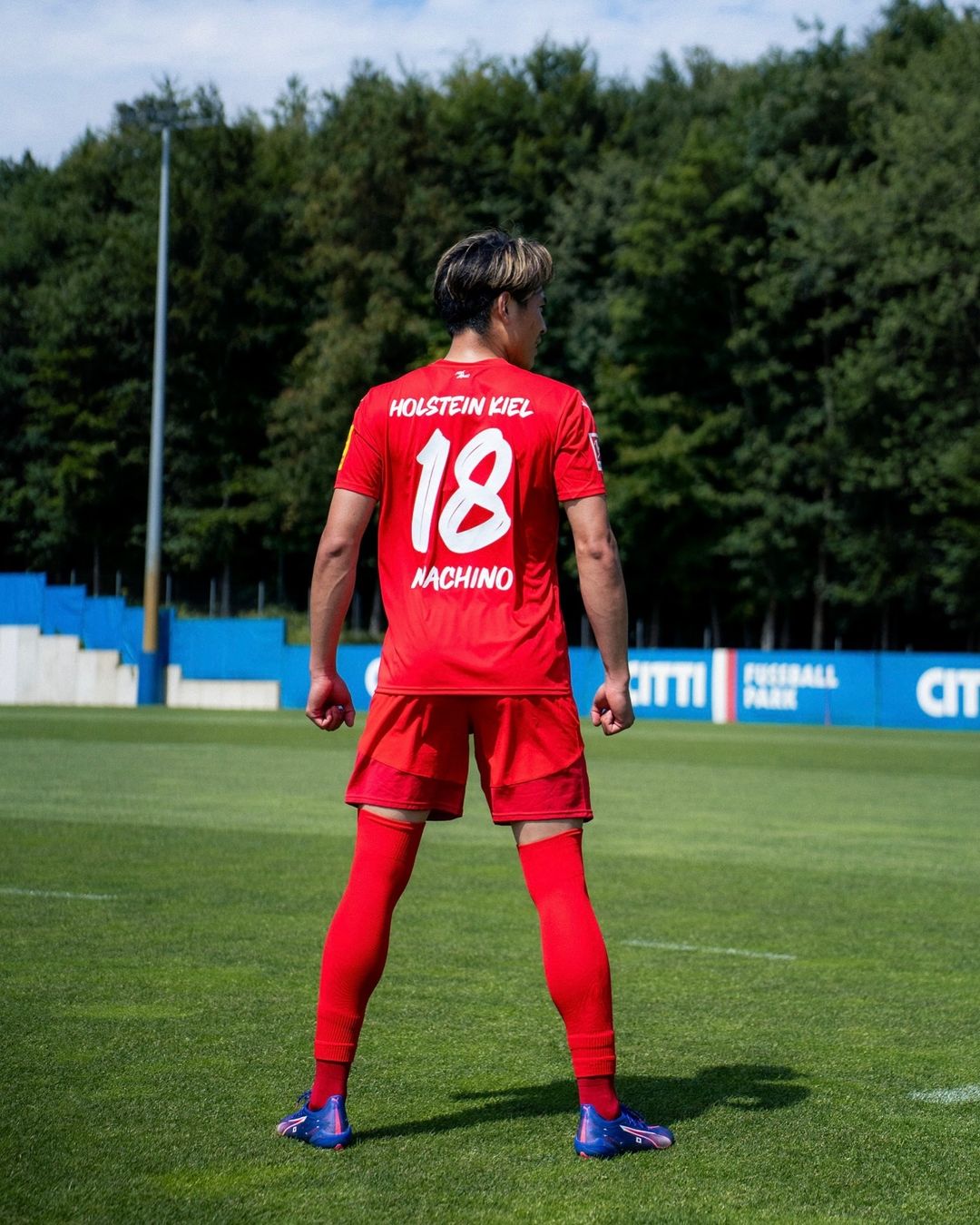 「18は絶対的なラッキーナンバー！」ドイツ1部キールFW町野修斗が背番号変更を報告！