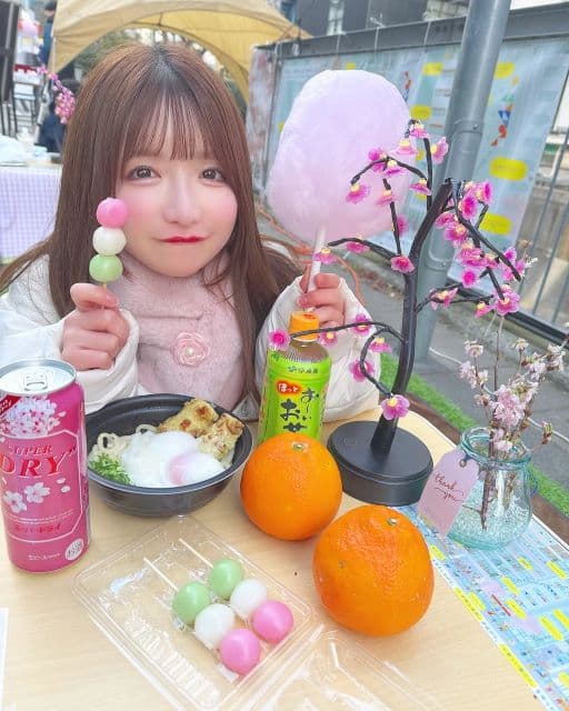 「花より団子、ですね」大食いアイドル・もえあず、屋外のこたつでお花見ピクニックを開催？！