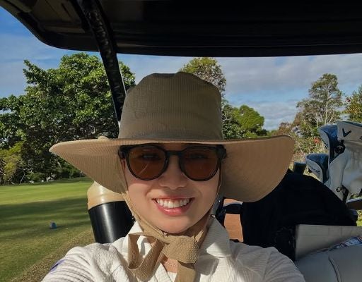 「この格好完璧！！」女子ゴルファー種子田香夏、お気にの帽子スタイルでにっこりスマイル！