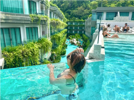 RENA「まぢ最高だった」ホテルでリフレッシュ＆プール満喫