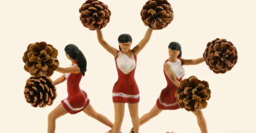 田中達也、松ぼっくりチアリーダー作品で「寒さに負けるな！」メッセージ