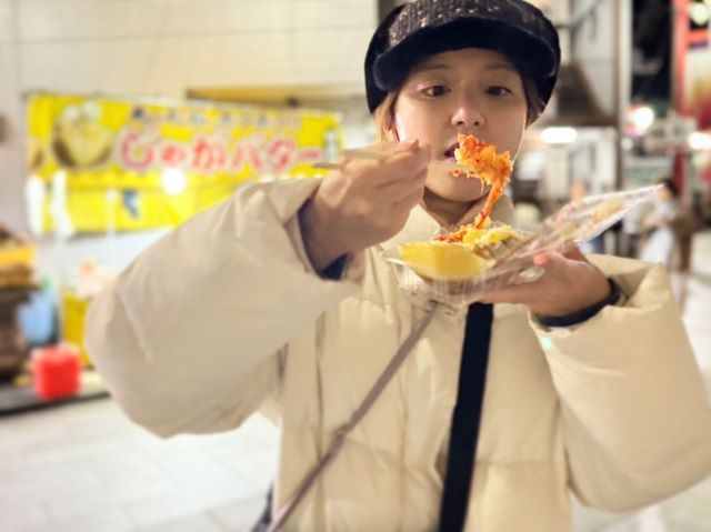 川島海荷、じゃがバターを頬張るおちゃめなショットが話題に👀「うまぁ！までの4コマ❤️‍🔥」