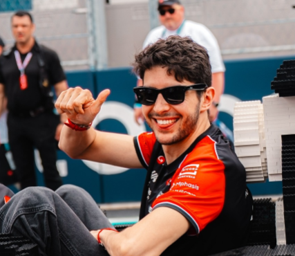 F1 ハースが配信！“エステバン壁紙”が選べる特別企画が登場