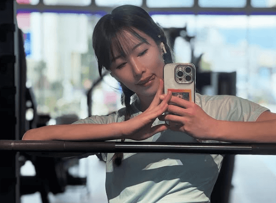 「筋肉痛で…」美女プロスノーボーダー、美くびれ腹筋あらわな”追い込みすぎた・ショット”がCOOLだと話題に！「細ーい」「素晴らしい」