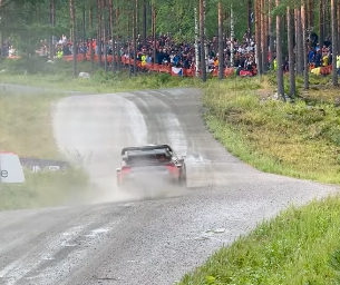 WRC“飛んでる”と話題！WRCフィンランドで炸裂した“空を舞う走り”が世界を魅了