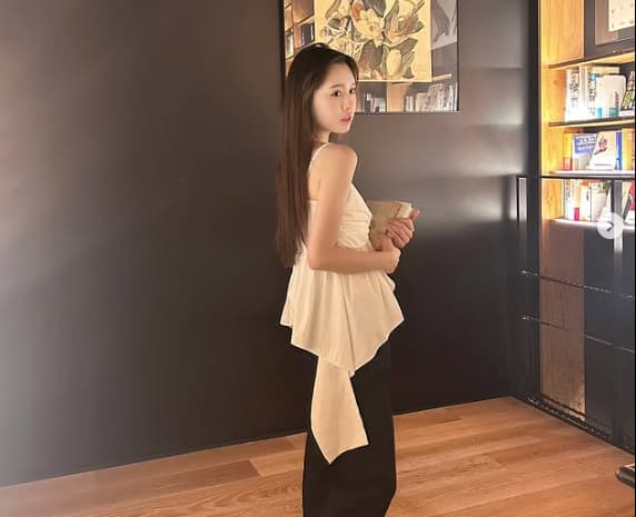 大瀧沙羅、大好きな本に囲まれた美しいショットを投稿