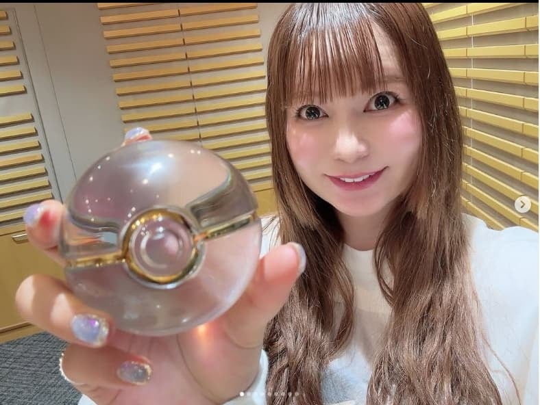 中川翔子、大感激！クリスタルのモンスターボールをプレゼントに！