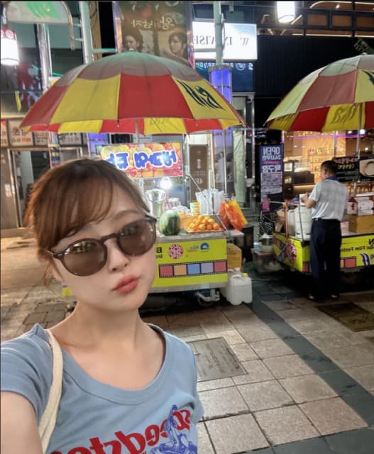 鈴木奈々インスタ投稿「私は今どこにいるでしょう？」ハングル屋台バックで居場所はバレバレ？