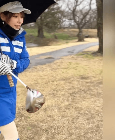 「ゴルフしてきたにょっ！」アウトドアモデルの美女、雨降りのラウンドムービーを披露しファン歓喜「レインウェアお似合い！」