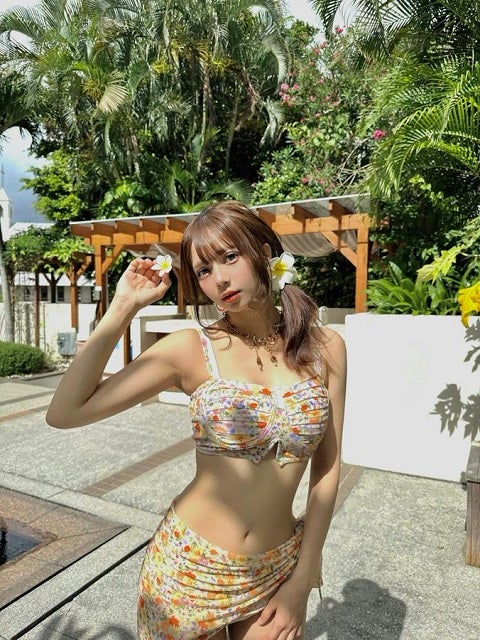 「スタイル最強すぎ」”なつ”の女神が朝から降臨！話題の人気アイドルが南国感溢れる水着ショットを公開
