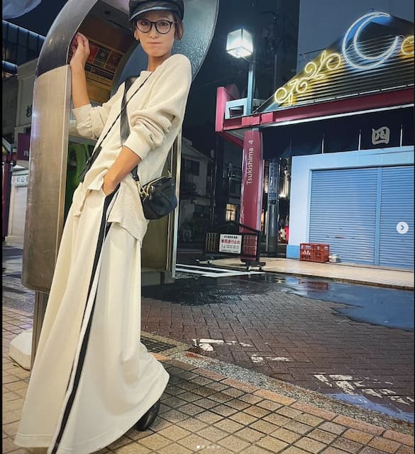 西山茉希、ロングスカート姿のスタイルを披露！公衆電話との写真に「なつかし〜」