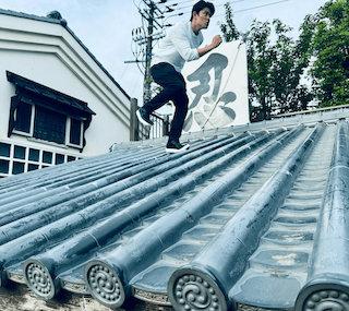 「屋根の上の忍者！？」鈴木亮平が太秦映画村でお茶目な写真を撮影！