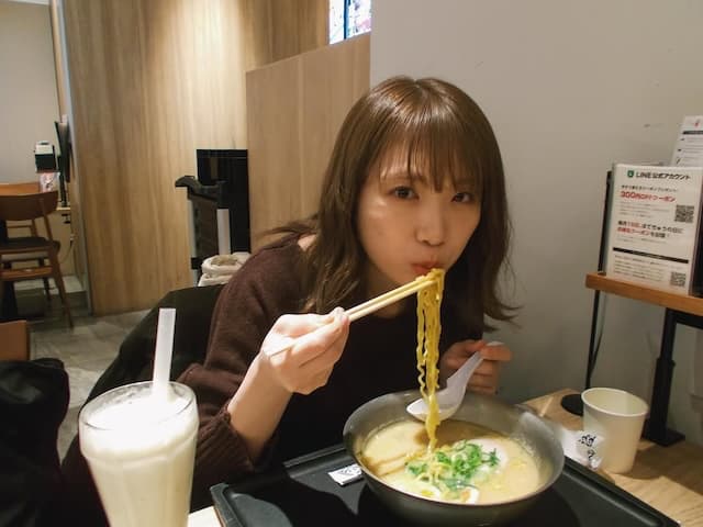 「ふ～～、の顔が可愛いな」秋元真夏、ラーメンを食べる姿にファンからコメント続々