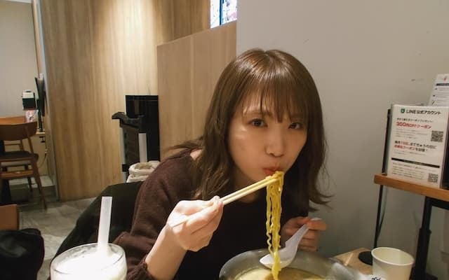 「ふ～～、の顔が可愛いな」秋元真夏、ラーメンを食べる姿にファンからコメント続々
