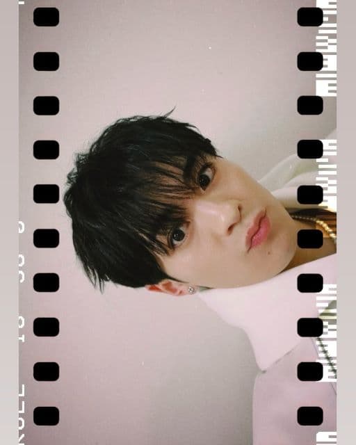 Travis Japan・松倉海斗、メガネ姿のフィルムショット公開でファンからは”天才ビジュ”の声！