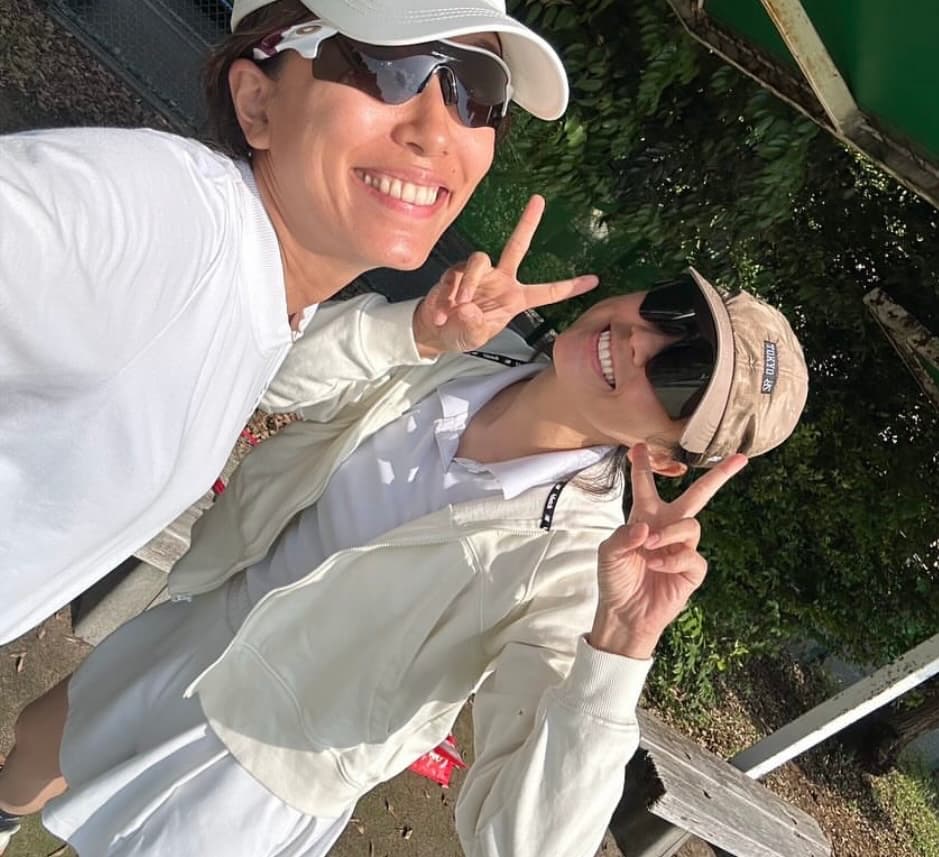 青木佐知＆里田まいペア、自撮り笑顔2ショットで