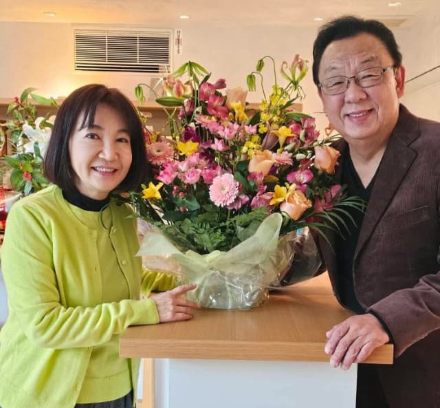 「誕生日おめでとう！」梅沢富美男が夫婦ショットを披露