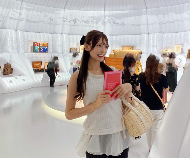 原かれん、ルイ・ヴィトン展の優雅なひとときを公開