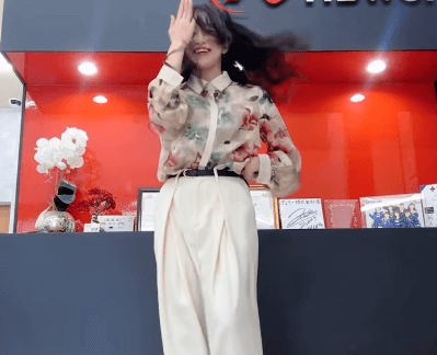 「何の会社か分かったら天才」個性派美女アイドルのクイズ！荒ぶる魂の”ダンシング・ムービー”にファン拍手喝采「さすがっス」