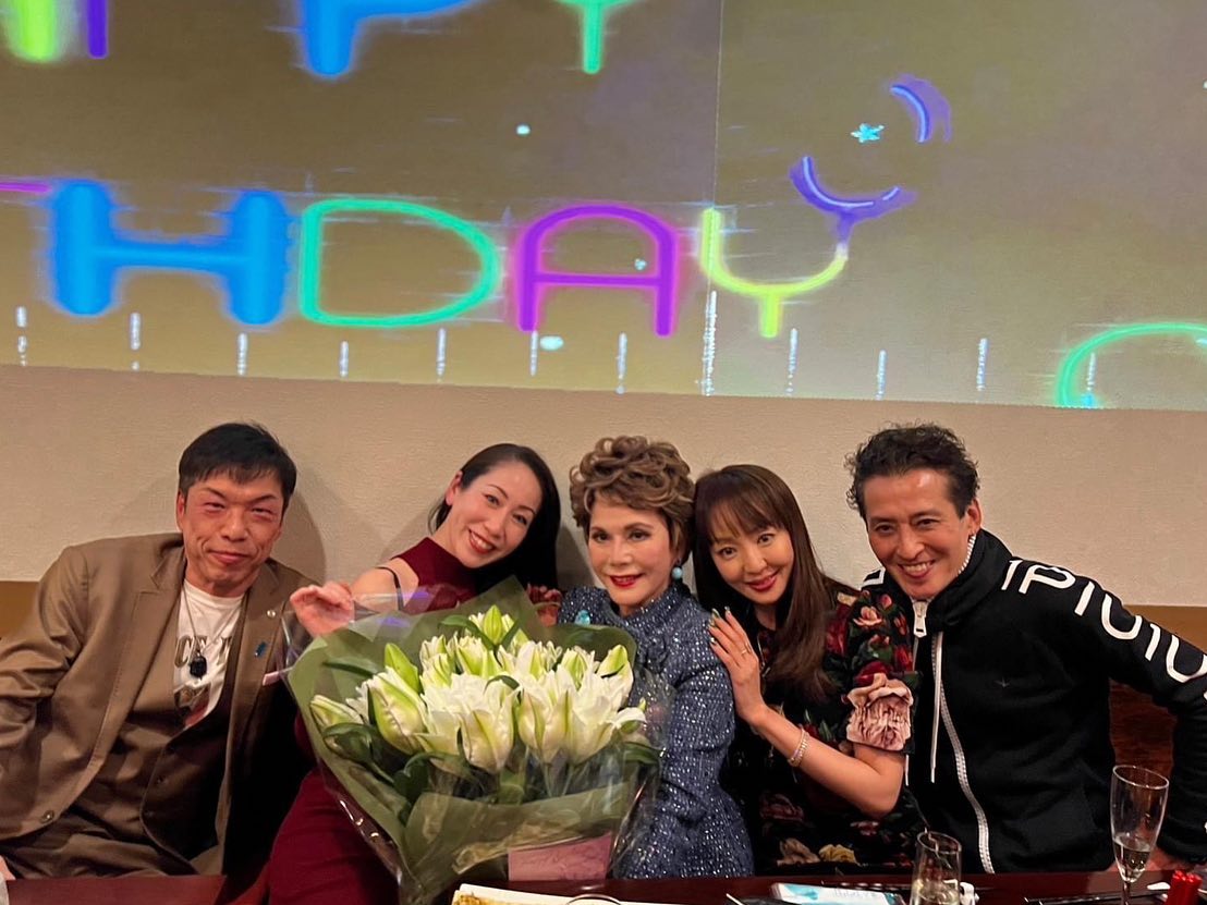 デヴィ夫人の誕生日パーティーに多くの著名人が駆けつける✨