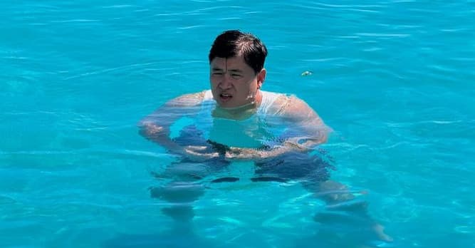 スギちゃん　夏の終わりにプール満喫！まさかの水を全部飲んで帰る！？