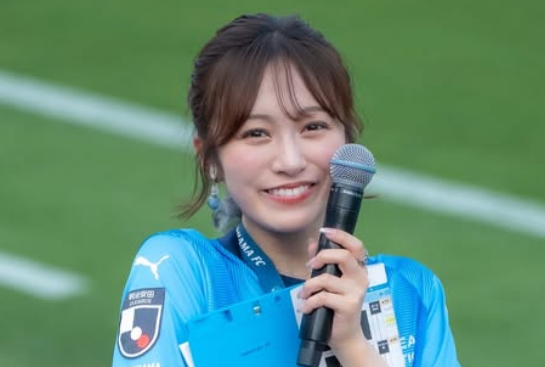 「可愛いが限界を超えてる」サッカー美女子、スタジアムでユニ姿を披露！会場ショットが"可愛さ限界突破"だとファンを魅了