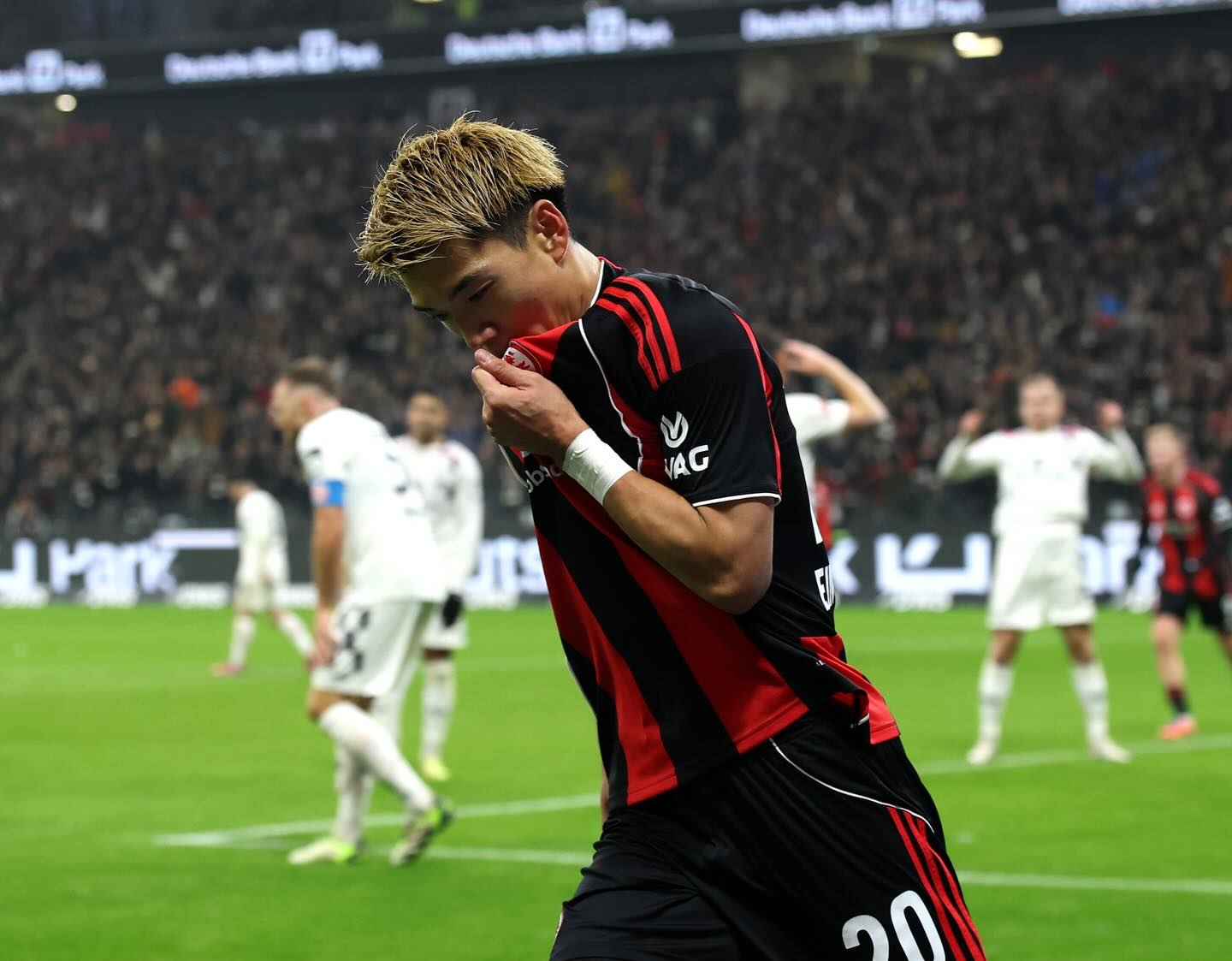 「First goal at home! 」堂安律、ダービー終盤のスーパーゴールでチームの勝利に貢献