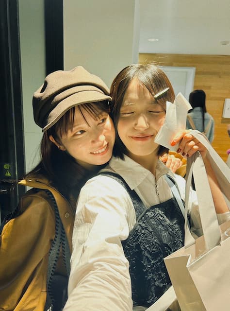 元AKB48グループ総監督・横山由依が現役メンバーとの仲良しショットを披露！