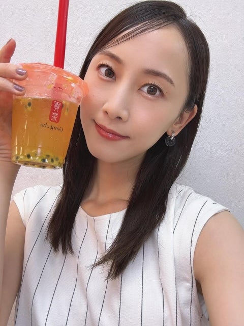 「透明感が弾ける夏の笑顔」松井玲奈がイベント合間に見せたリラックスモード