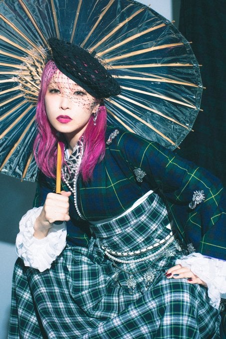 「似合いすぎ…」LiSA　レトロ感あふれる袴に身を包んだ写真を公開