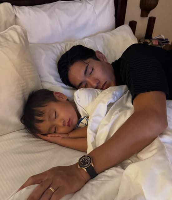 「幸せが伝染する投稿！」“ヴィッセル神戸”武藤嘉紀の寝顔ツーショットにファン歓喜！幸せな時間を満喫