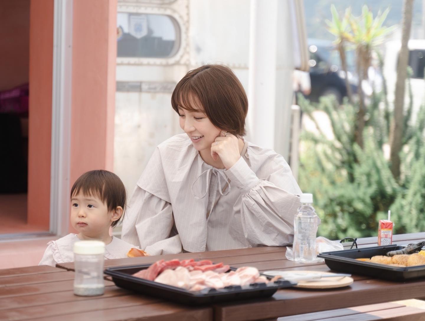 超貴重❗️篠田麻里子さんの愛情溢れる親子写真が話題👀📸「ほっこりしちゃうな😍💕」