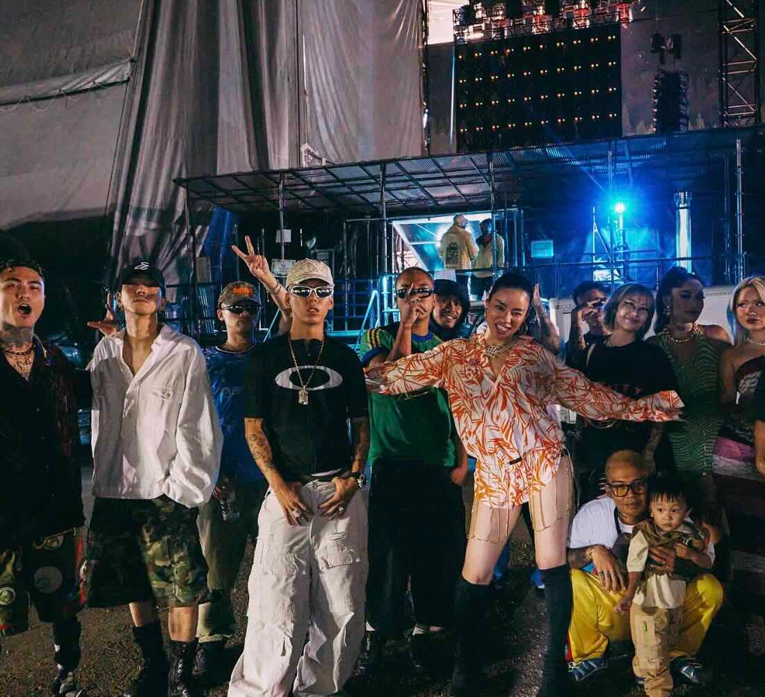 AwichがOZworldやJP THE WAVY、唾奇-HITO-らとの豪華集合写真を公開！