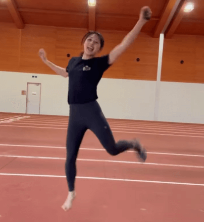 「めちゃ可愛い」美女陸上選手、“練習終わりの一コマ・載せとくかムービー”を披露！かっ飛びジャンプ連発にファンときめく