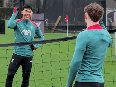 リヴァプールに所属する日本代表MFが可愛らしい勝負！