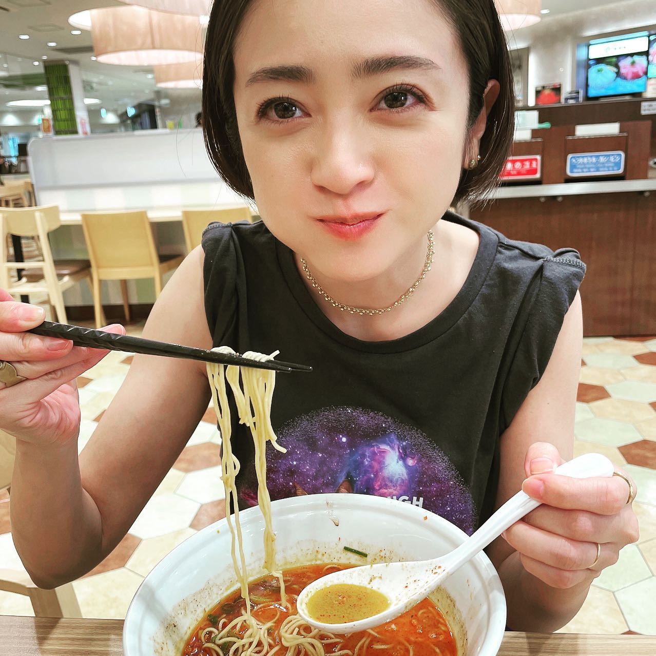 「暑いときは、辛いもの🔥」安達祐実さんのラーメンショットが話題に