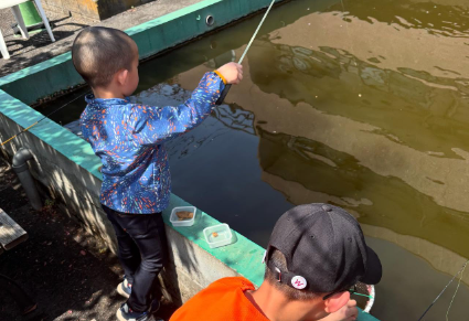 「赤Tシャツの後ろ姿がそっくりすぎる」北村有起哉、息子たちとの釣り堀ショットにほっこり