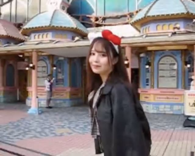 佐藤璃果がサンリオピューロランドでのオフショットを公開！